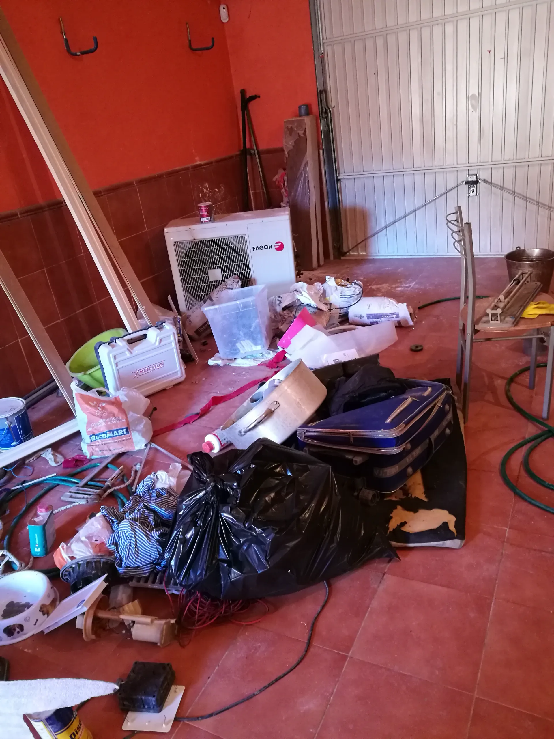 Limpieza después de una ocupación en Chozas de Canales